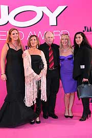 Preisträger 2008 für innovative Produkte: Helmut Baurecht, GF ARTDECO mit Waltraud von Mengden (ib blau), Geschäftführerin der MVG Medien Verlagsgesellschaft (Foto: Martin Schmitz)